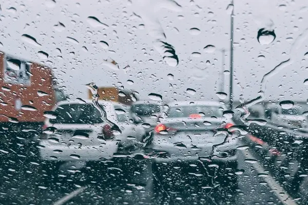 ترفندهای مراقبت از شیشه جلو برای دید بهتر در باران و مه