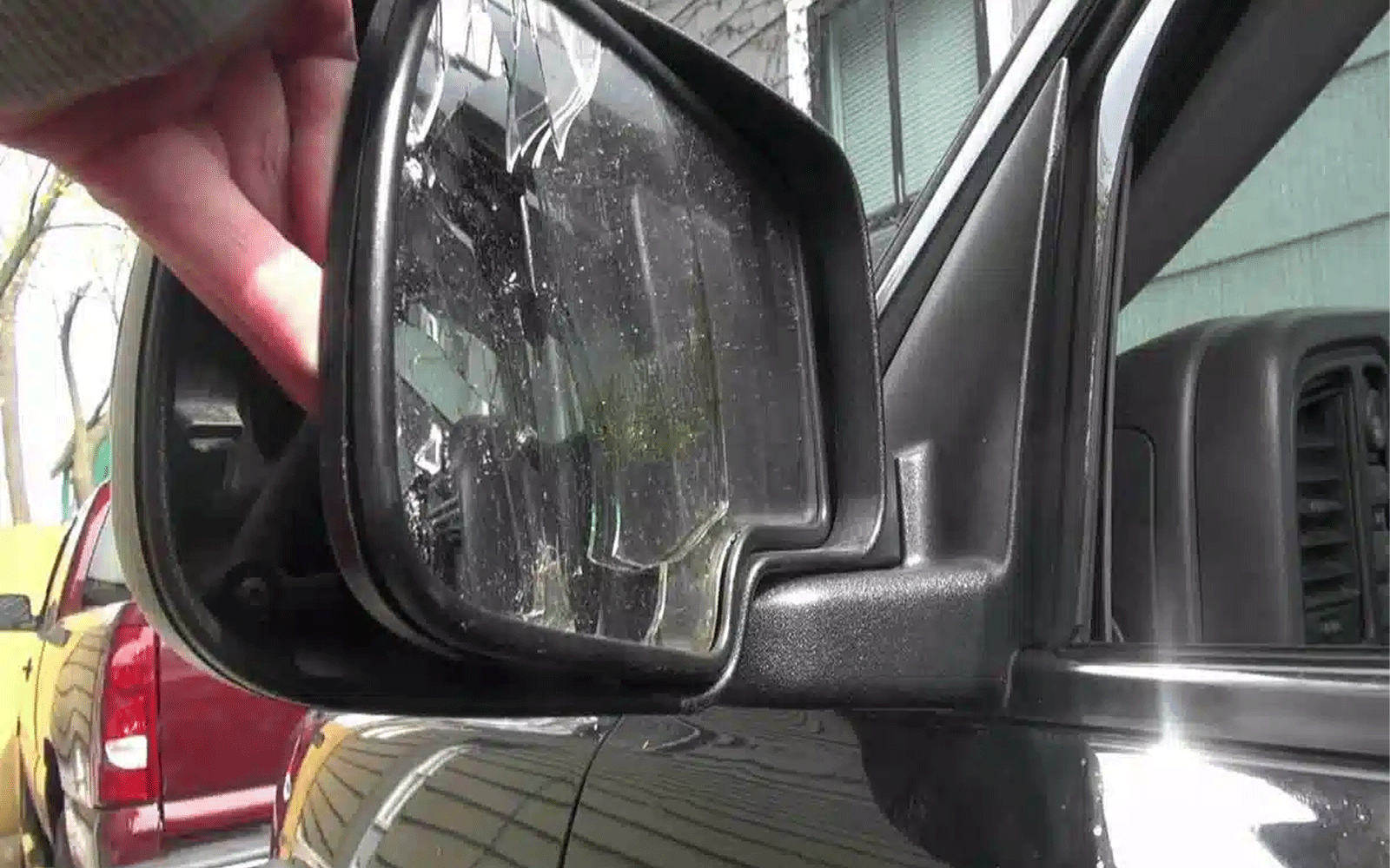 شکستن آینه بغل خودرو؛ تعمیر کنیم یا تعویض؟