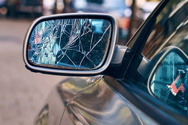 شکستن آینه بغل خودرو؛ تعمیر کنیم یا تعویض؟