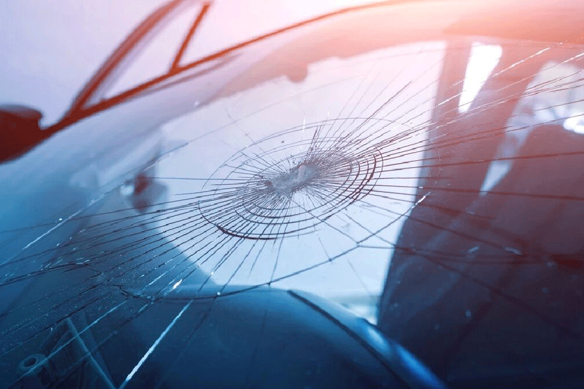 چگونه از گسترش ترک شیشه خودرو جلوگیری کنیم؟ ۱۰ راهکار ساده