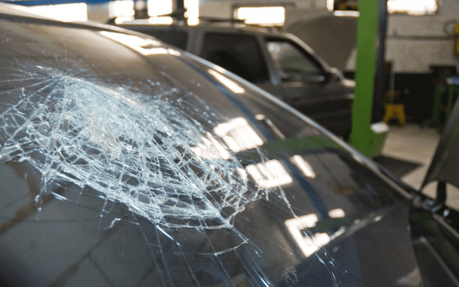 چگونه از گسترش ترک شیشه خودرو جلوگیری کنیم؟ ۱۰ راهکار ساده چگونه از گسترش ترک شیشه خودرو جلوگیری کنیم؟ ۱۰ راهکار ساده