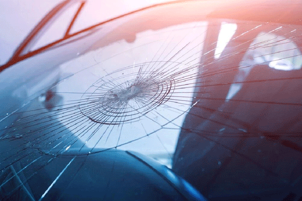 چگونه از گسترش ترک شیشه خودرو جلوگیری کنیم؟ ۱۰ راهکار ساده